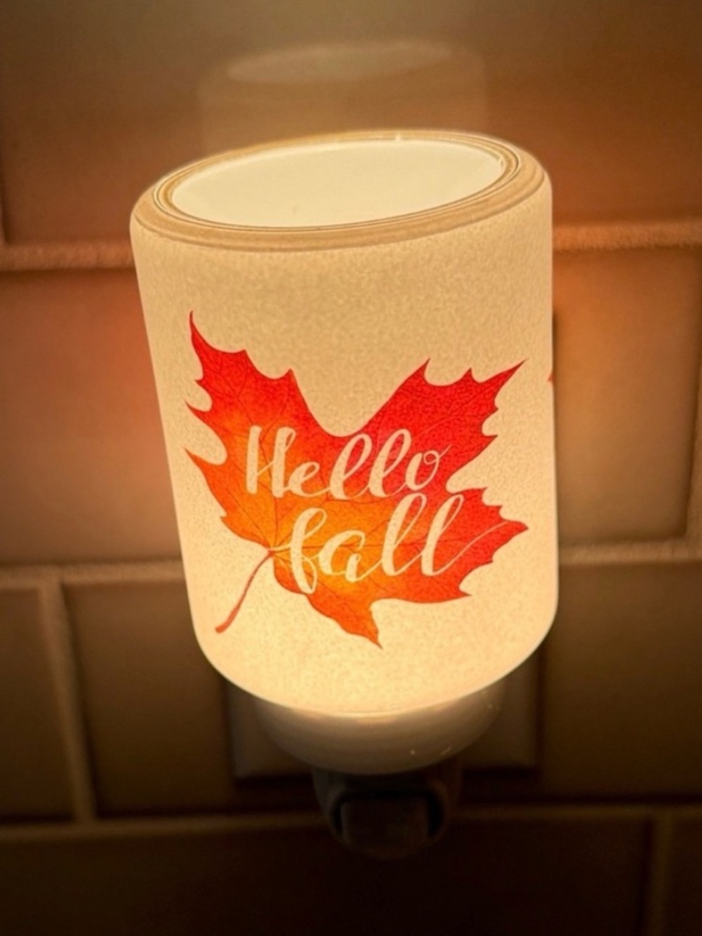 Scentsy White Plug-In Wax Melter with Autumn Theme
